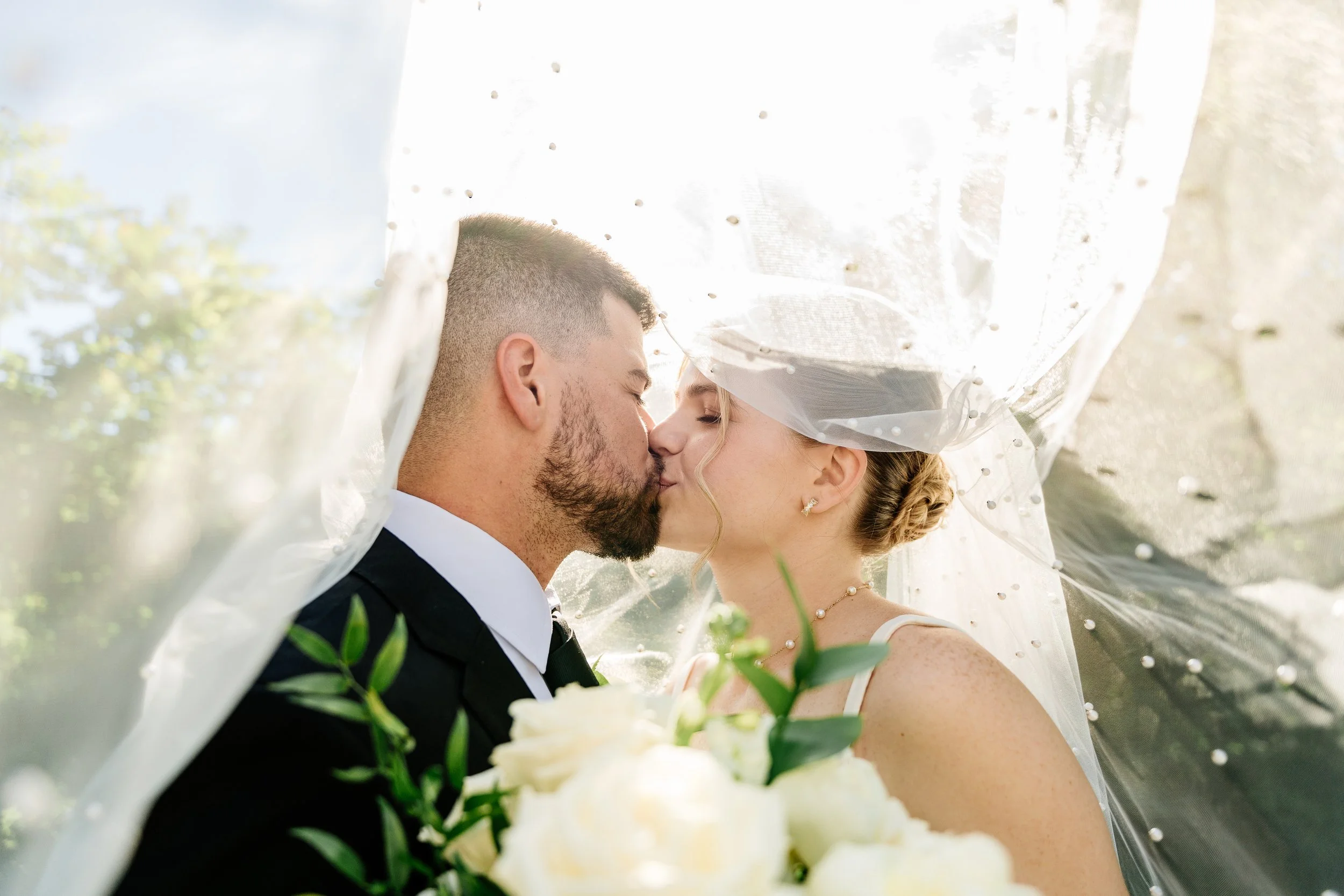 U katta dildo bilan tirqishini uradi va krem bilan yuviladi